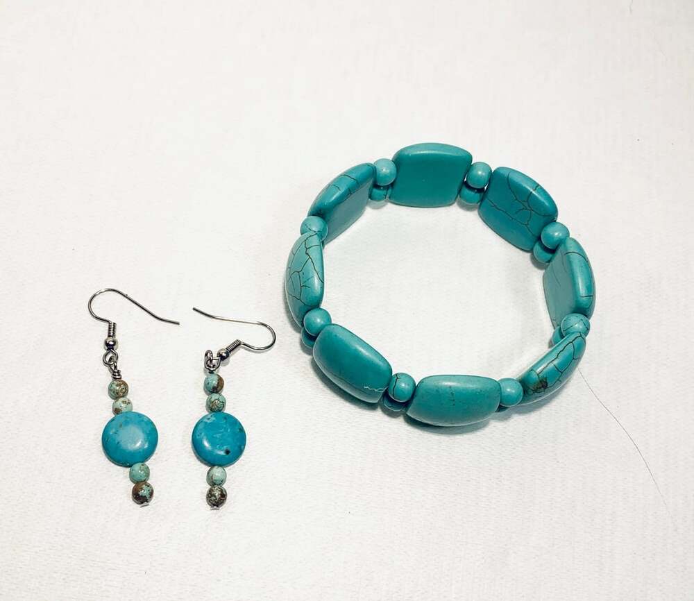 Bracelet and earrings set turquoise colored